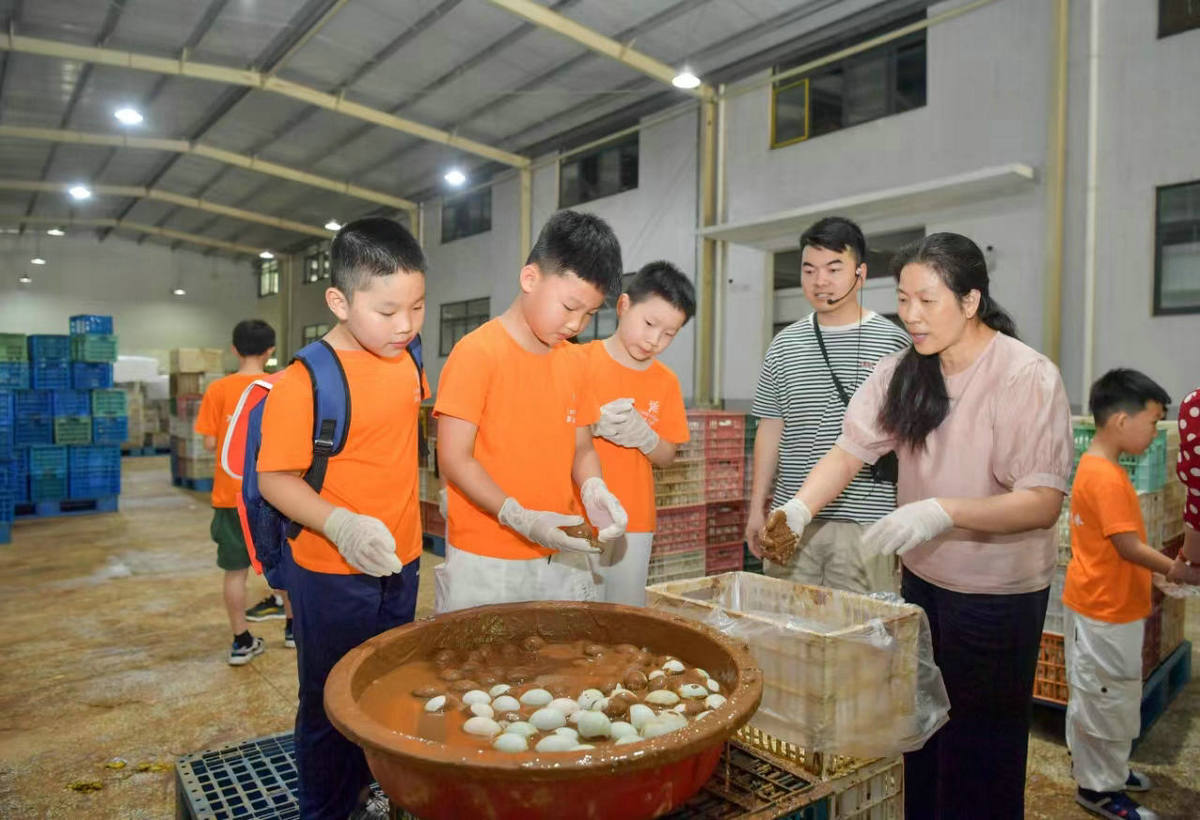 親身指導小朋友加工泥漿咸蛋